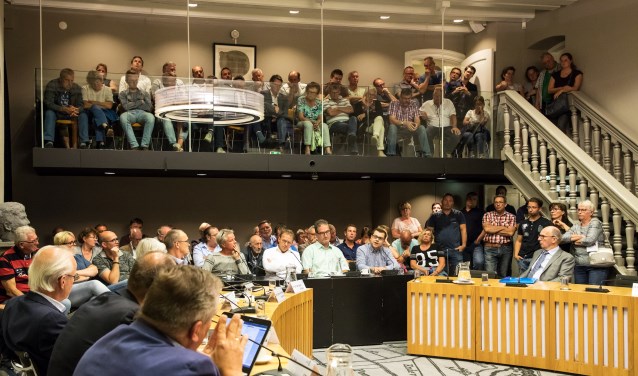 • De raadzaal in het oude stadhuis van Zaltbommel zat donderdagavond bomvol.