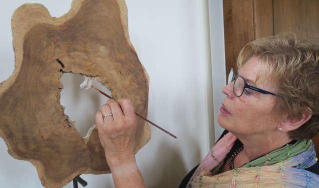 • Mére werkt aan één van haar kunstwerken.