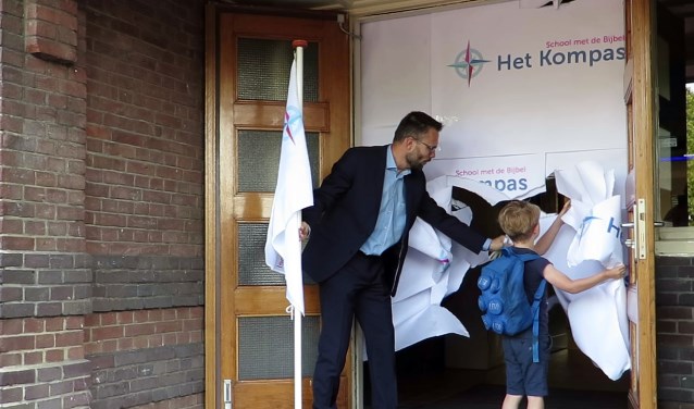 • Wethouder Kraijo en leerling Elian Meijer onthulden het logo.