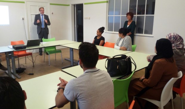 • Wethouder Peter Verheij wenst de deelnemers aan de Entree-klas succes met hun opleiding.