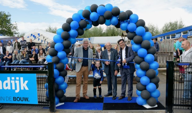 • De officiële opening van het kunstgrasveld.