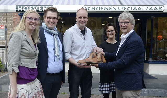 • Het eerste paar schoenen met Sint-Maartenstoren en stadswapen was voor orgelman Martin Conrads.