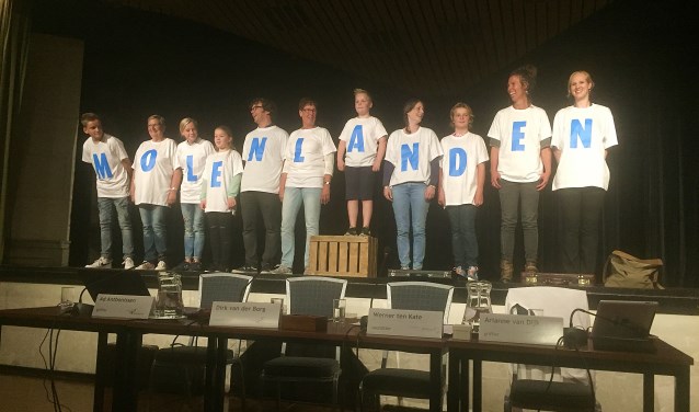 • Inwoners van beide gemeenten maakten de naam bekend door met geprinte shirts in de juiste volgorde te gaan staan. Foto: Bert Bons