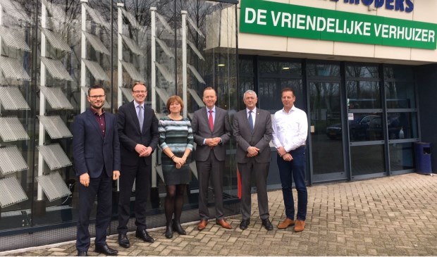 v.l.n.r. wethouders Arjan Kraijo, Peter Verheij en Jacqueline van Dongen, directeur-generaal Roald Lapperre (ministerie Infrastructuur en Waterstaat), directeur Tom Stuij van Mondial Movers en Stan de Ridder, CEO van Wellsun.