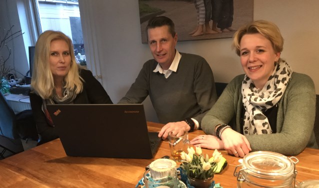 Arno Bouman, Rianne de Hart en Marjolein Schouten zijn de initiatiefnemers van de dorpsquiz.