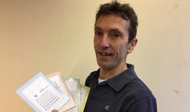 Henk van Noorloos met zijn 'psalmpjes'.