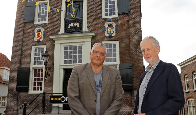 • Bart Toonen en Kees van der Zwart voor het Stadhuis.
