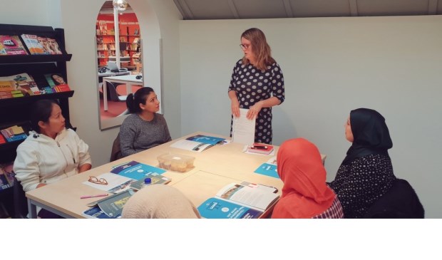 • Tirtsa Kamstra tijdens de presentatie van het verkiezingsprogramma van de CU in gewone taal.