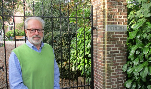 • Auteur van het boek 'De baronie Acquoy' Henk Dijk bij de oorspronkelijke toegang tot de voorburcht.