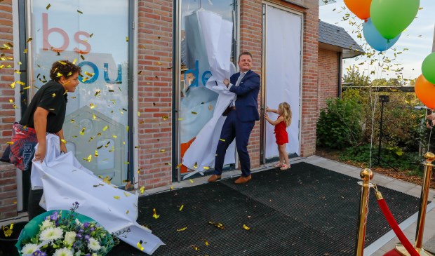 • Tijdens een feestelijke middag werd de gerenoveerde school geopend.