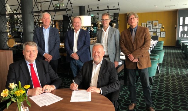 • Wethouder Willem Posthouwer (links vooraan) met het bestuur van het nieuwe ondernemersfonds.