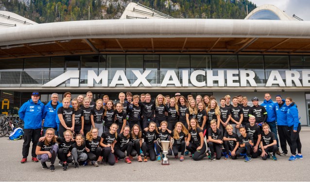 • 48 junioren en vijf begeleiders poseren voor de Max Aicher Arena.