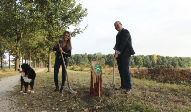 • Kristel van Hulst sloeg samen met wethouder Erik van Hoften de eerste paal met het informatiebordje in de grond.