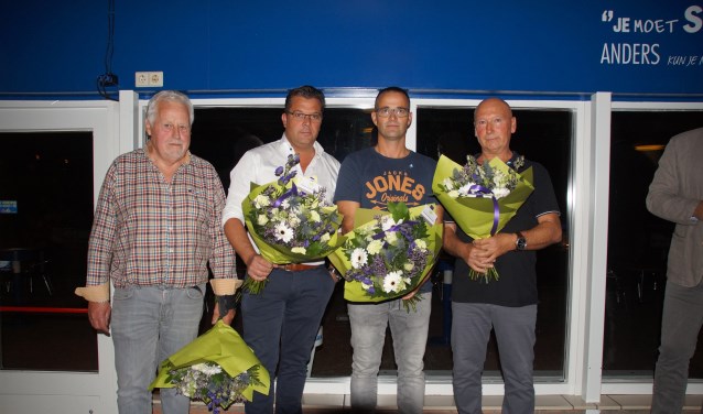 • De jubilarissen kregen een bosje bloemen.