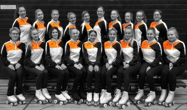 • De rijdsters doen mee in de discipline 'Grote Groep'.