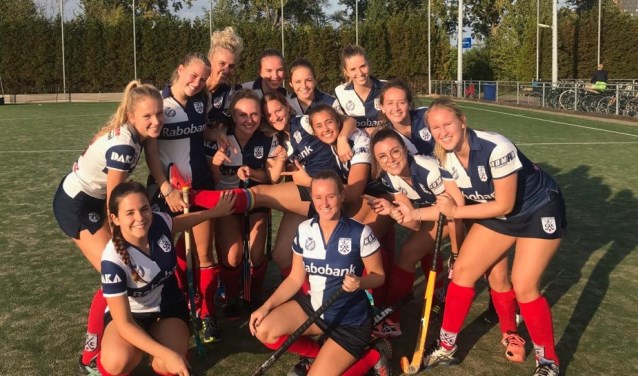 • Dames 1 met in het midden aanvoerster Decarie van Druenen met de regenboog-aanvoerdersband.