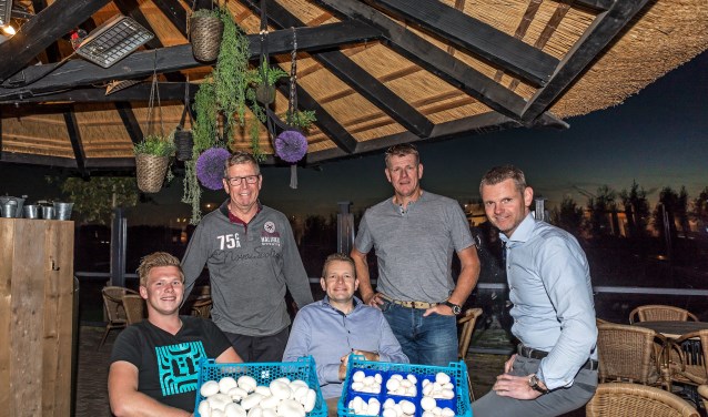 • Vijf van de zes organisatoren op het terras van Hoppies.