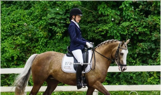 • Rosanne van Kessel met haar paard Gaudhy.