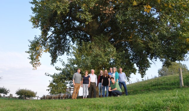 • De bewoners van het Boveneind in Opijnen voor de monumentale zwarte populier.