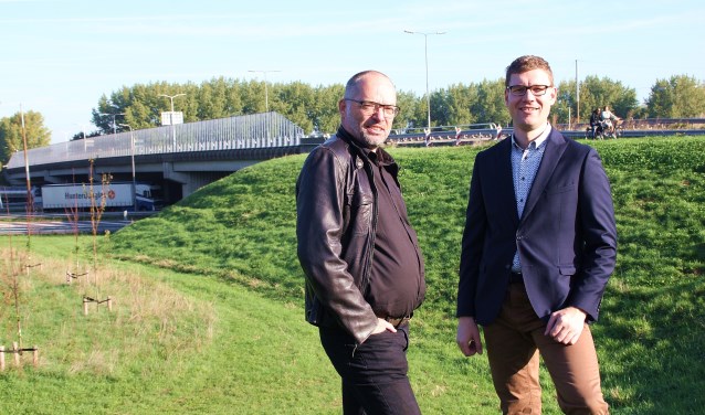 • Marko Stout (links) en Harrold van Vliet bij het viaduct.