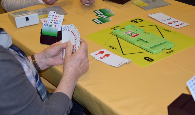 • Leden van de Bridgeclub Lingewaal speelden hun wekelijkse avond.