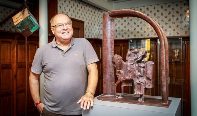 • Kees Metz naast de mini-versie van het beeld van Maria van Gerwen, op de begane grond van Markt Twee.