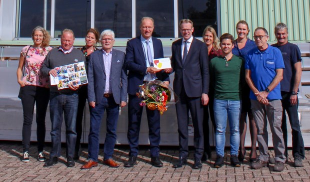 • De uitreiking van het schildje.