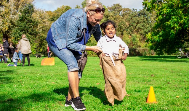 • Het vijfjarig jubileum van Buurtzorg Jong werd onder andere gevierd met een spelletjesmiddag op het grasveld aan de Gisbert Schairtweg.