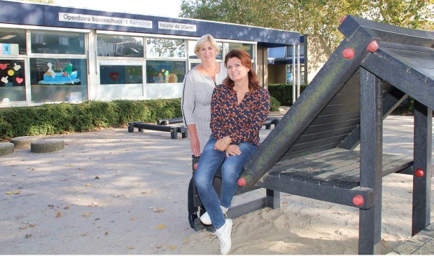• Marja van Hulst (links) en Conny Schmid op het schoolplein.