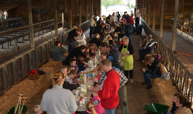 • De ochtend werd afgesloten met een gezamenlijke boerenlunch in de stallen.