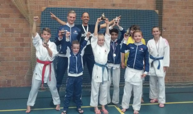 • De deelnemers, met v.l.n.r. Jay, Tim, Wim (coach), Jimmy, Stephanie, Fatima, Keyano, Mila en Thijs.