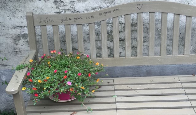 • 'Liefde - gaat u gerust zitten en geniet ervan' staat op het bankje bij Reinekes huis aan de Bloemendaal 14 in Zaltbommel.