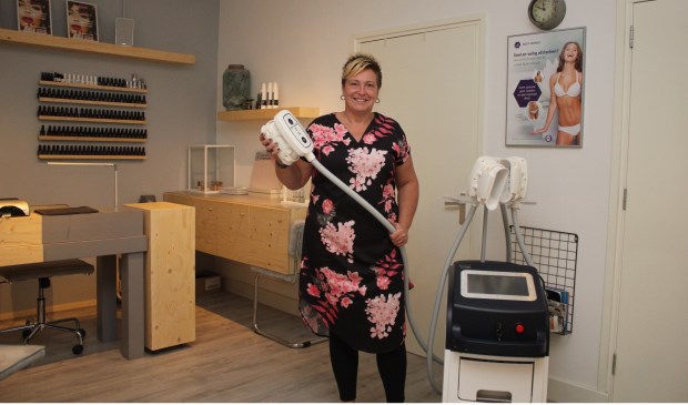 • Jolanda toont het apparaat, waarmee vetcellen bevroren worden.