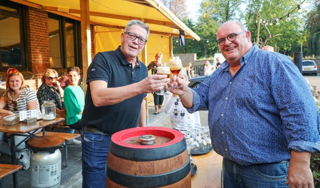 • Wethouder Kees Zondag (l) sloeg het eerste vat aan en proostte samen met Adrie van der Meijden, eigenaar van de Stadsbrouwerij.