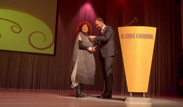• Scheidend theaterdirecteur Nel Oskam wordt geridderd.