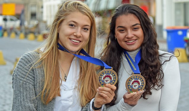 • Milou en Isa showen hun prachtige medaille.