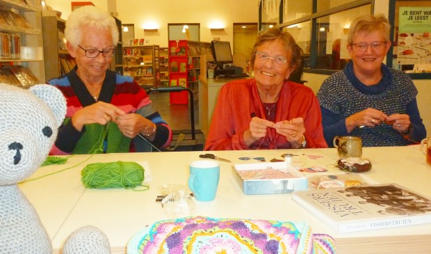• Enkele dames van de breiclub.
