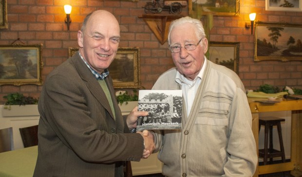 • Wilbert de Jong overhandigt het boek aan Wim den Hartog.