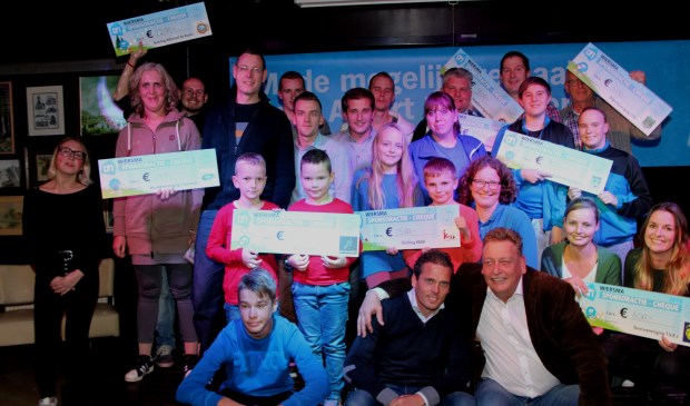 • Vertegenwoordigers van tien verenigingen kregen een cheque uitgereikt.