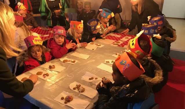 Kleuters in het Sinterklaashuis