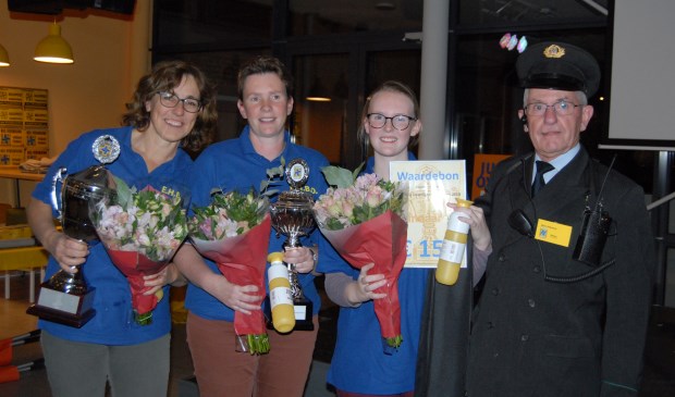 • Het winnende team met v.l.n.r. Hetty van Noord, Janna Burggraaf, Willemijn Burggraaf; en landelijk secretaris B. Stiksma in historische kledij. Foto gemaakt door Pim Zwartjes.