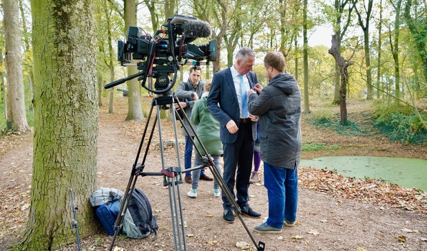 • De voorbereidingen voor de tv-opnames met wethouder Gijs van Leeuwen en kunsthistoricus Roland Gieles.
