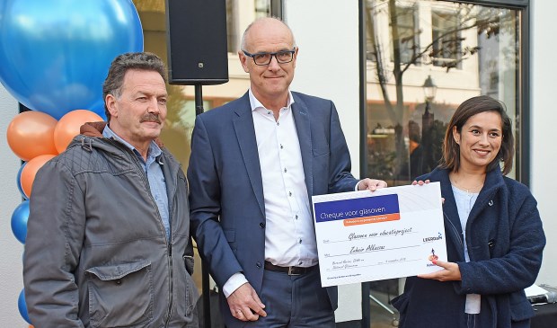 • Teus Meijdam en Martijn Spijk overhandigen de cheque aan Sacha Kraan.