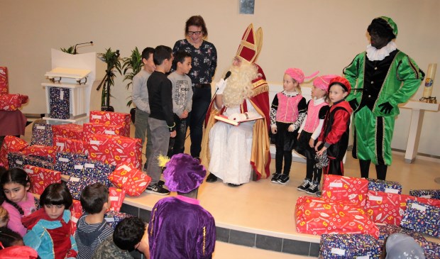 • Twee drielingen mochten bij de Sint langskomen.