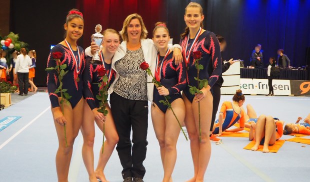 • Het bronzen DOS-team, v.l.n.r. Noa-Mae Blackwell, Margot de Boer, trainster Miranda Deurhof, Danique Meijdam en Eva Bax.
