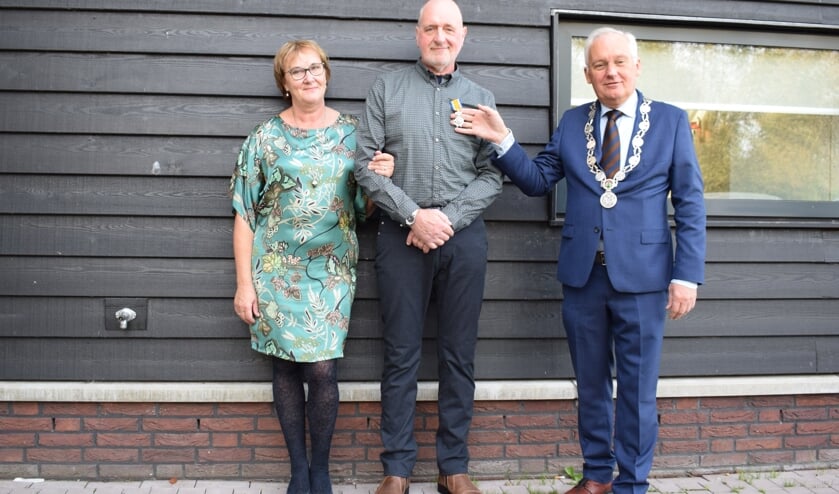 • Teus Koorevaar met zijn vrouw en de burgemeester.
