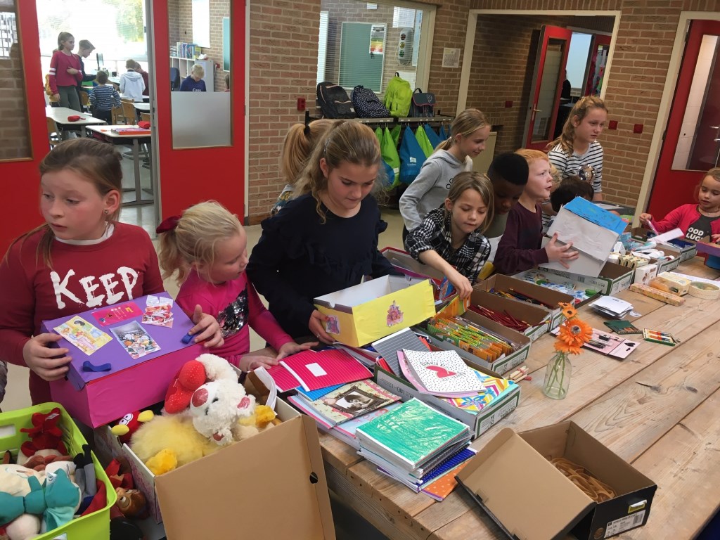 • Pakketten inpakken voor 'Actie4Kids'.