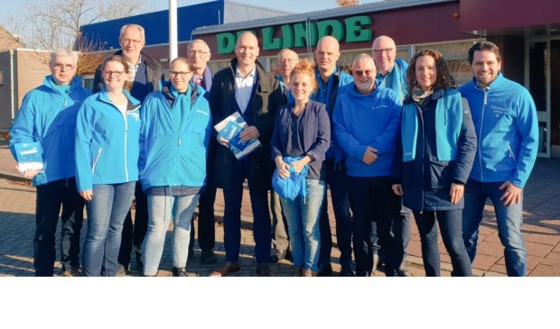 • Gert-Jan Segers en het team van ChristenUnie Vijfheerenlanden voor dorpshuis De Linde in Meerkerk.