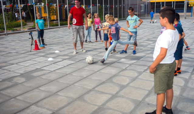 • De voetbalkooi zorgt voor veel speelplezier, maar is ook een plek waar hangjeud samenkomt.