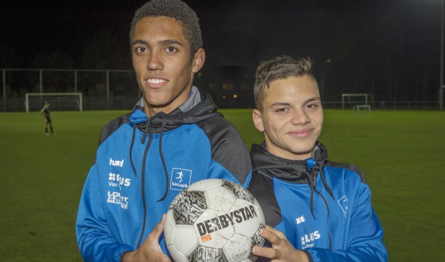 • Gianni (r) met Jordy Keja op het trainingsveld.